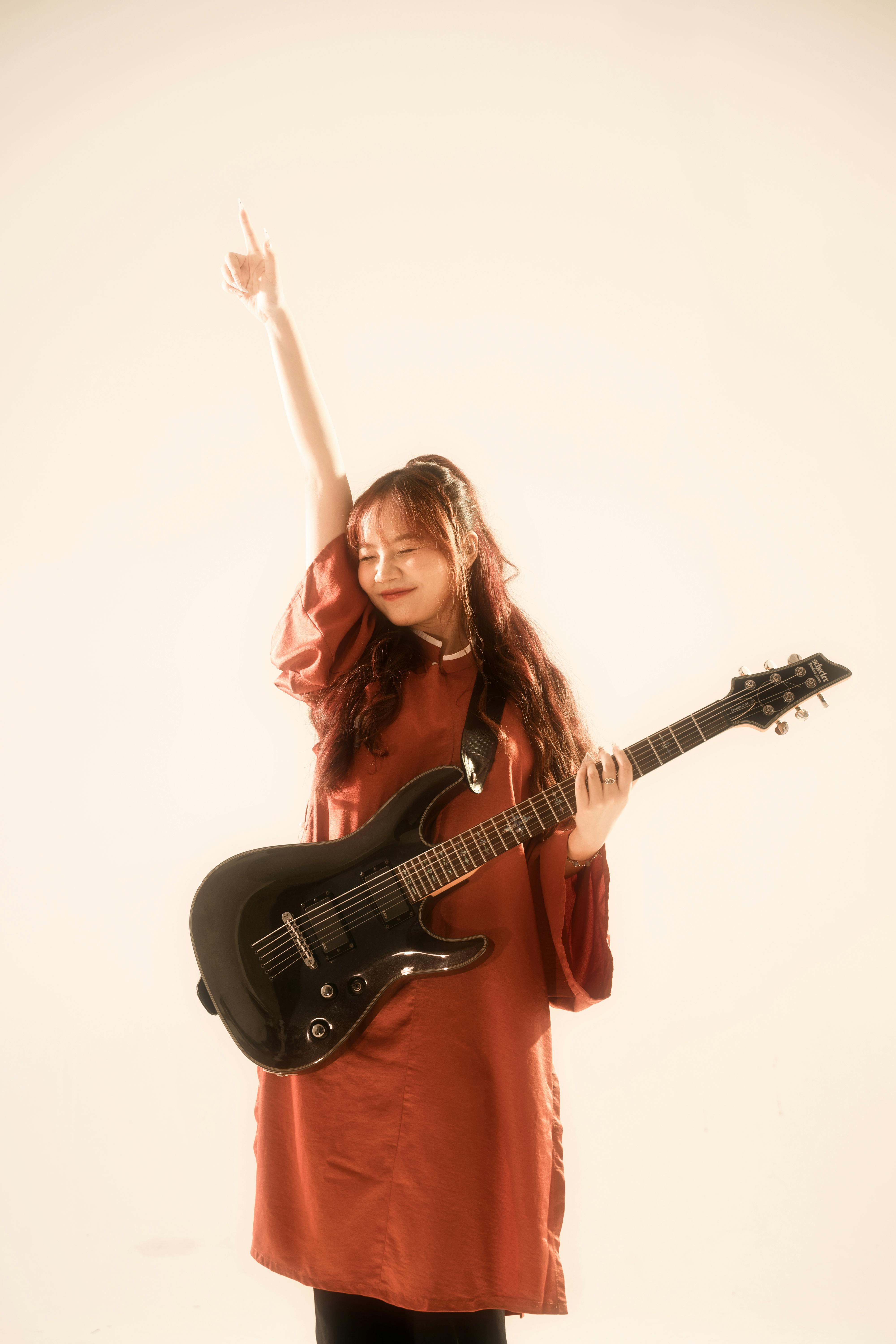 Professional guitarist achieving a clean, happy vibe tone in a home studio